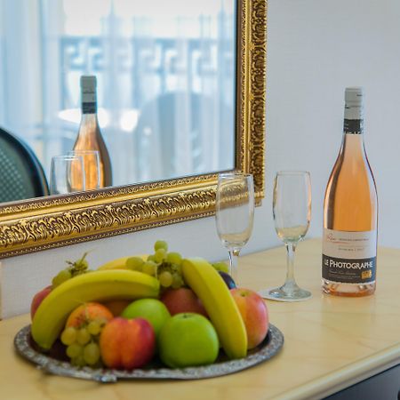Imperial Palace Hotel Pantai Sunny Luaran gambar A bottle of wine and fruit