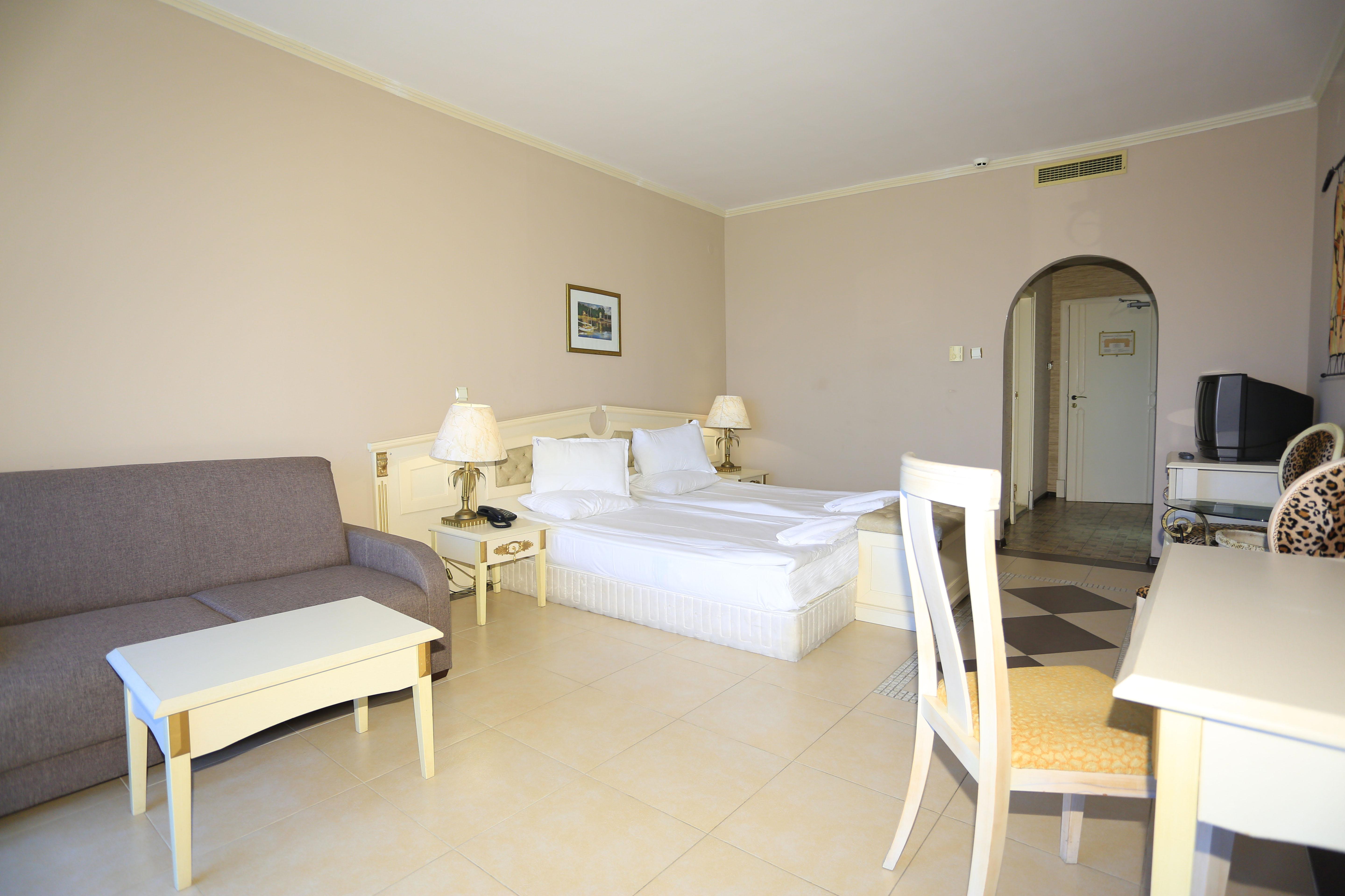 Imperial Palace Hotel Pantai Sunny Luaran gambar A typical hotel room