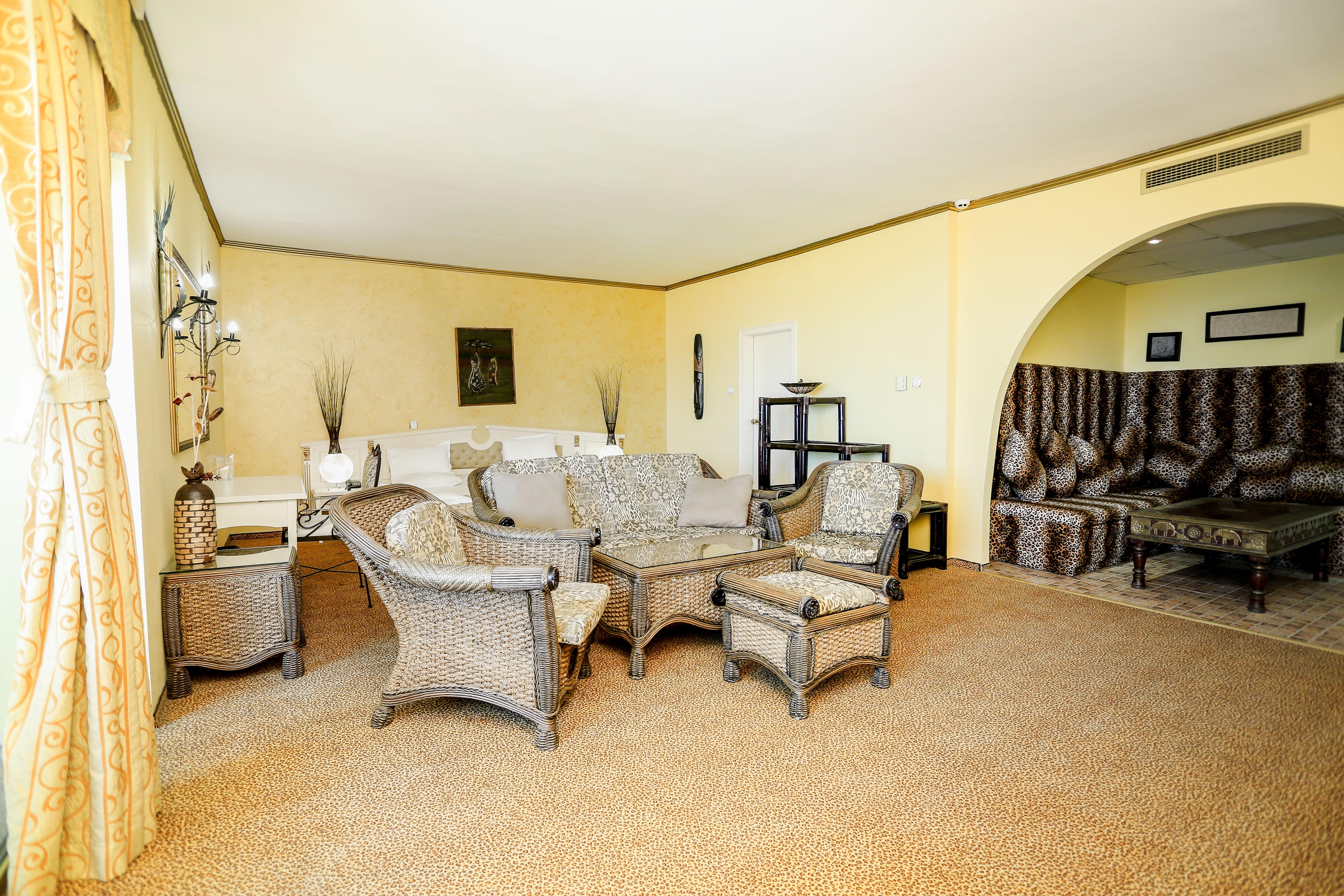 Imperial Palace Hotel Pantai Sunny Luaran gambar A living room with carpet