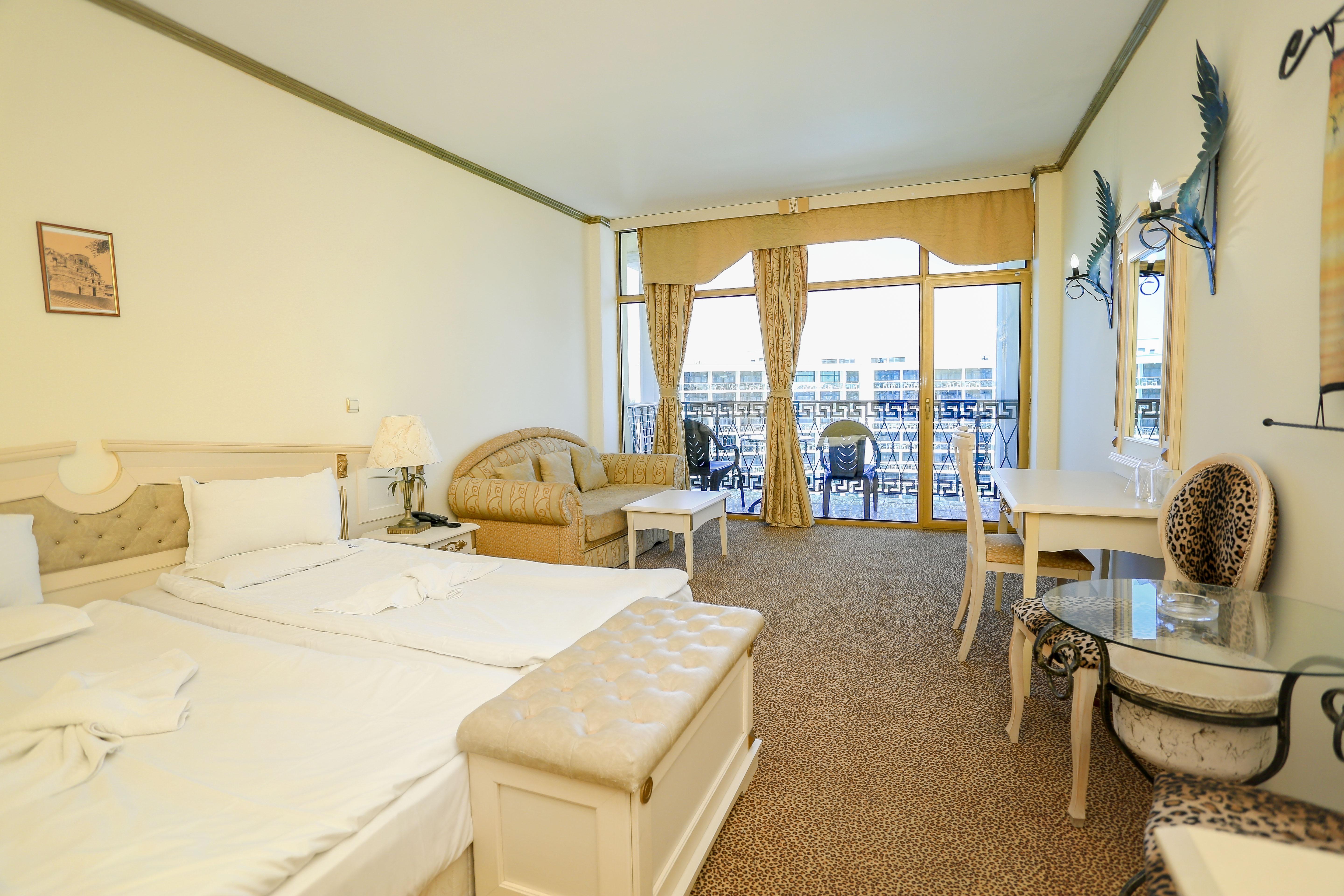 Imperial Palace Hotel Pantai Sunny Luaran gambar A room at the hotel