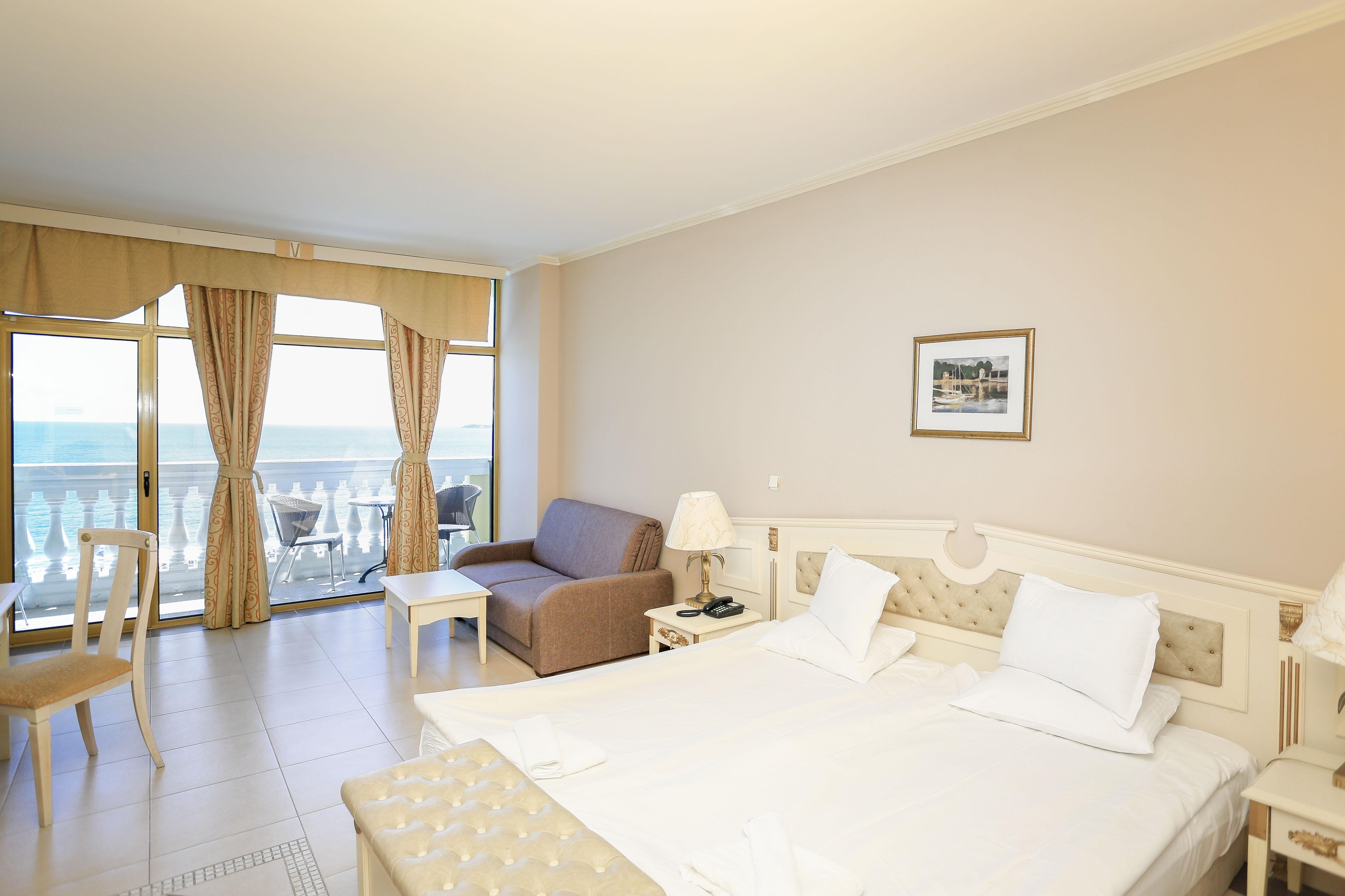 Imperial Palace Hotel Pantai Sunny Luaran gambar A typical hotel room