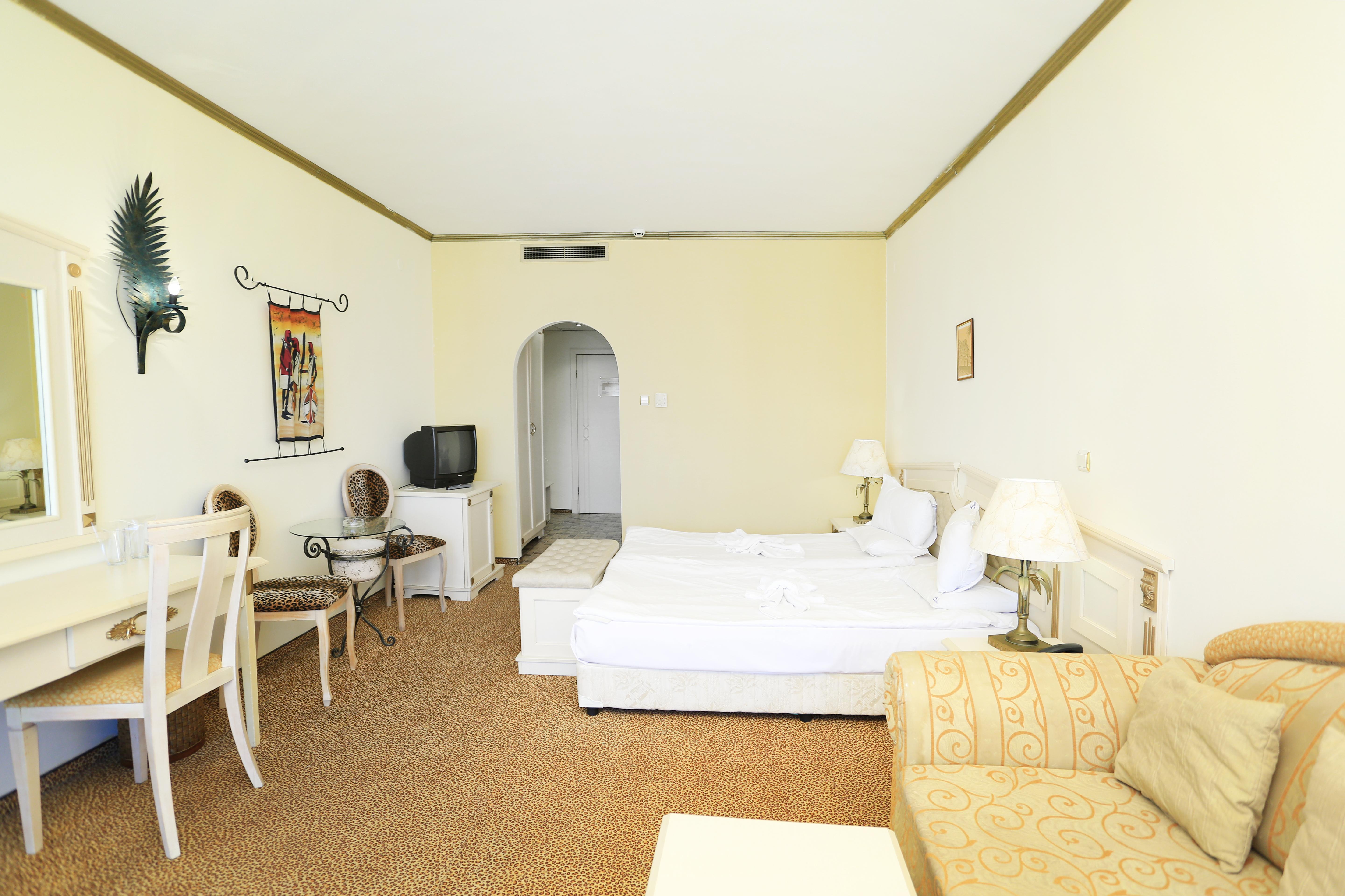 Imperial Palace Hotel Pantai Sunny Luaran gambar A room at the hotel