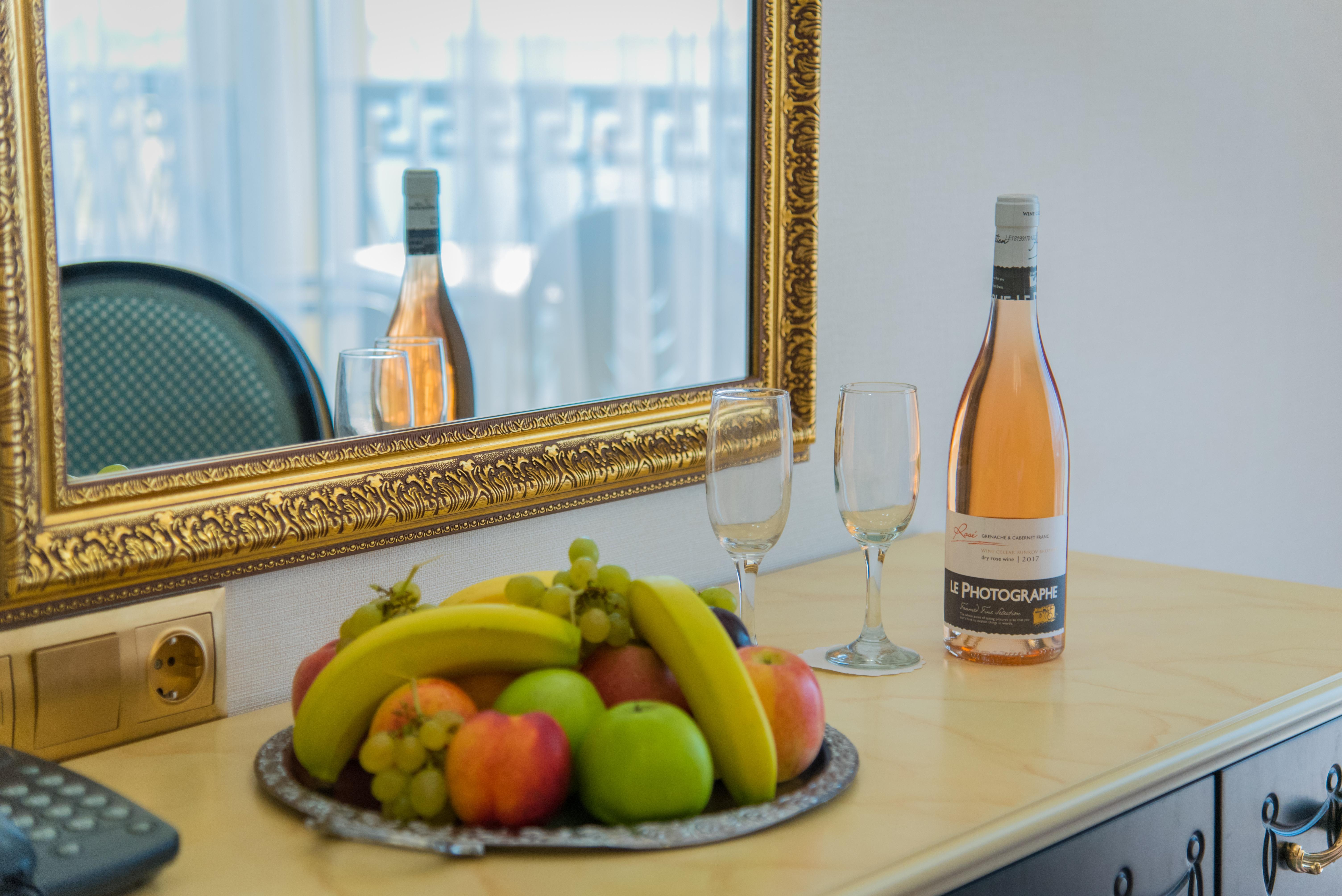Imperial Palace Hotel Pantai Sunny Luaran gambar A bottle of wine and fruit