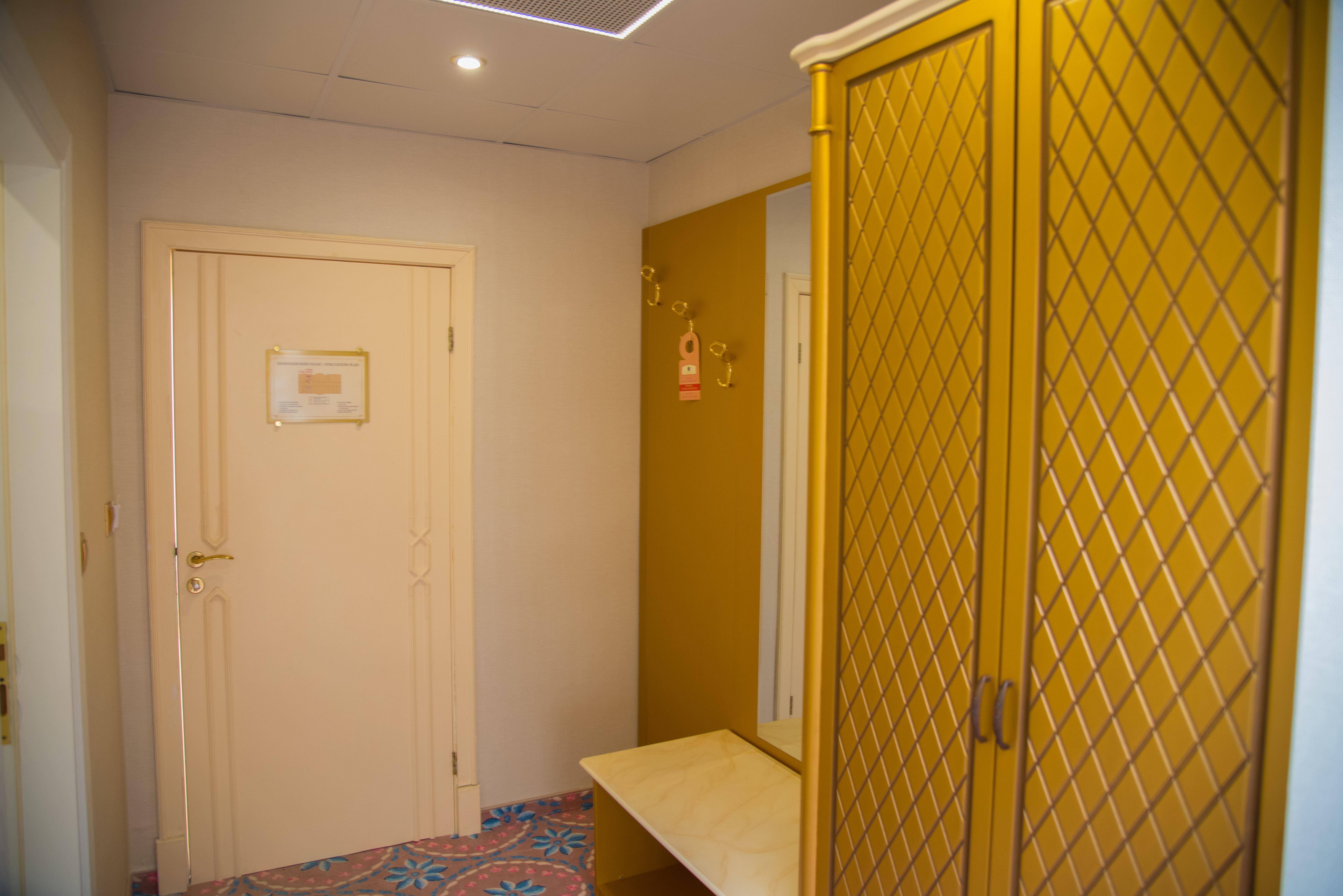 Imperial Palace Hotel Pantai Sunny Luaran gambar A room at the hotel