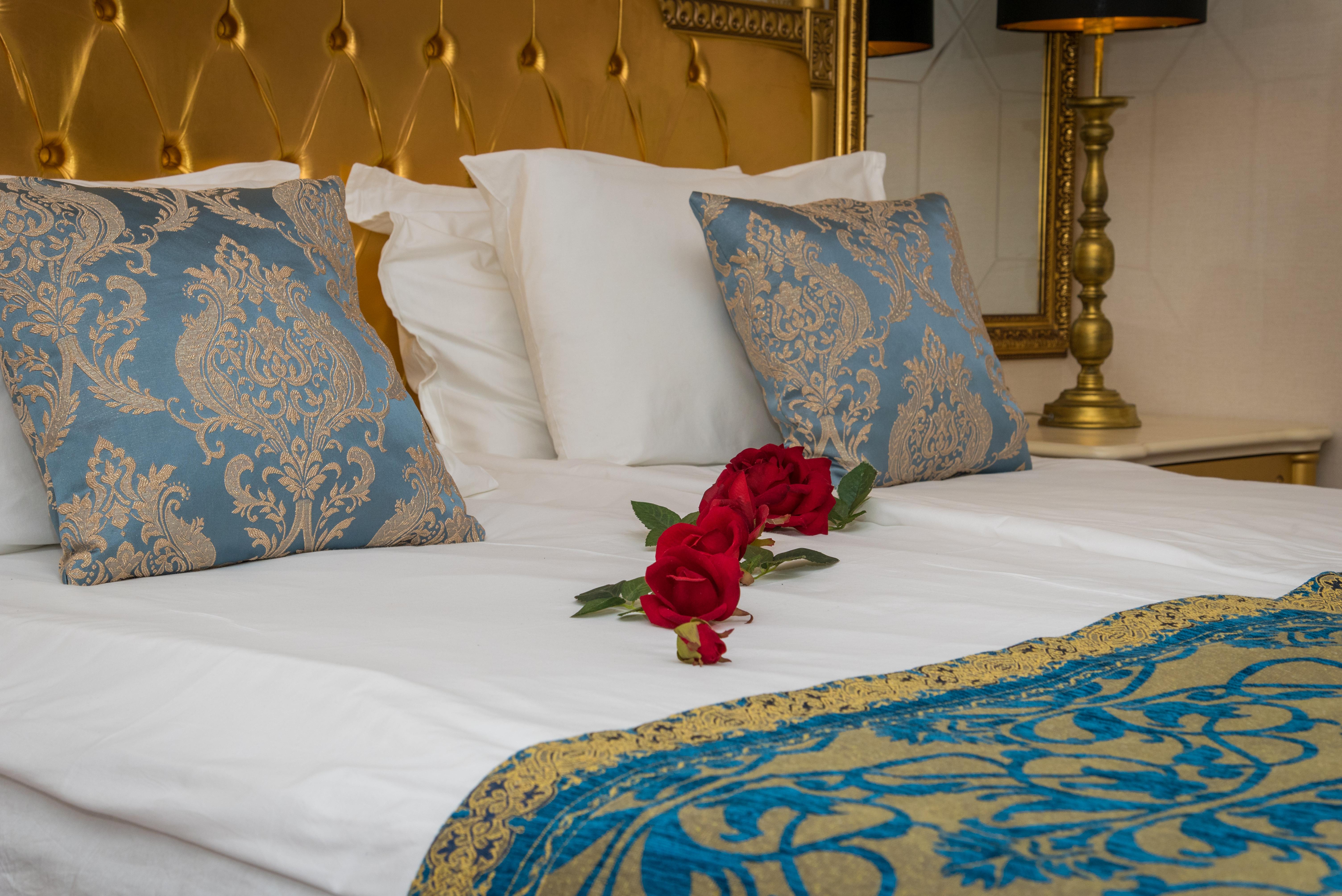 Imperial Palace Hotel Pantai Sunny Luaran gambar A bed with a bed runner