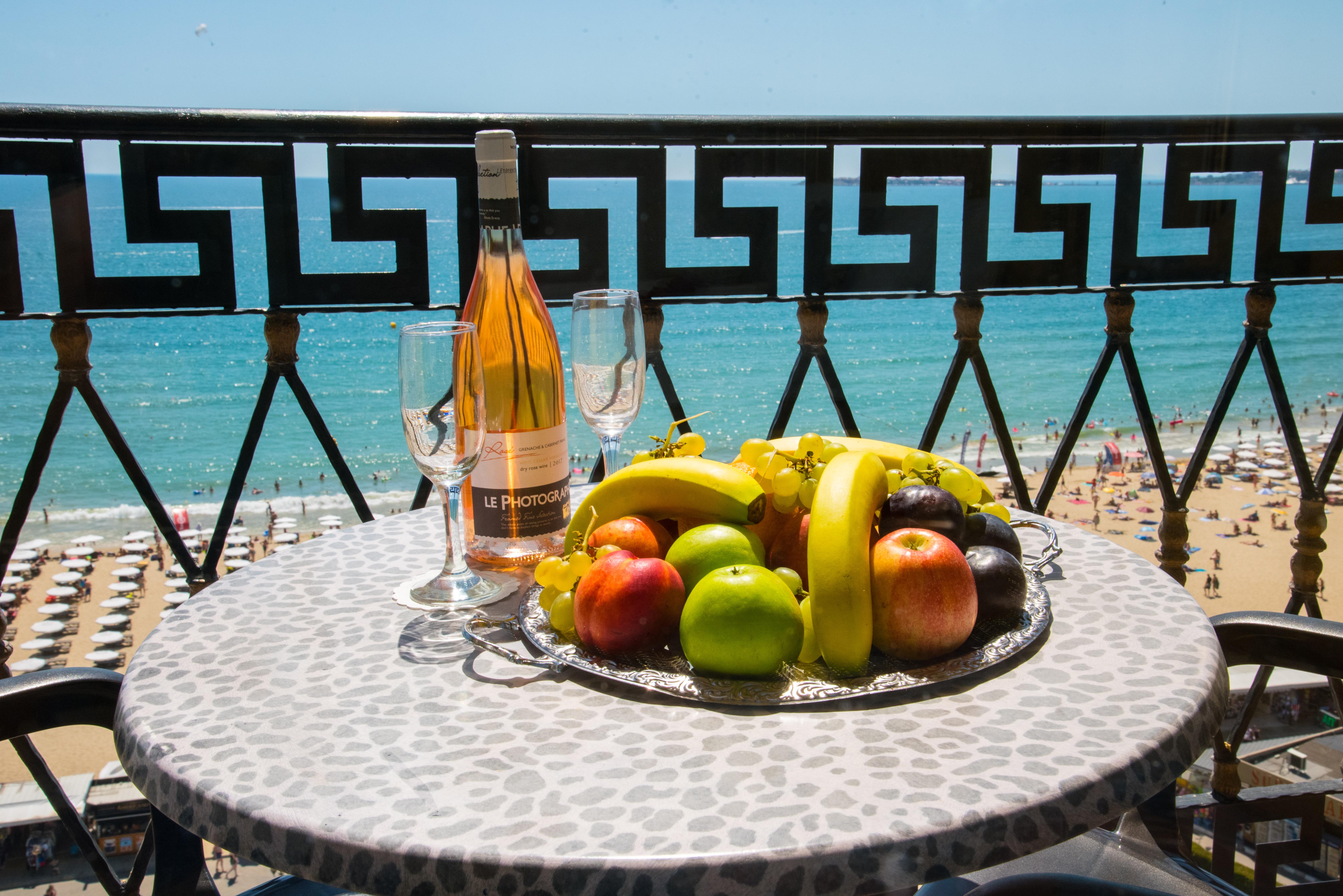 Imperial Palace Hotel Pantai Sunny Luaran gambar A fruit plate