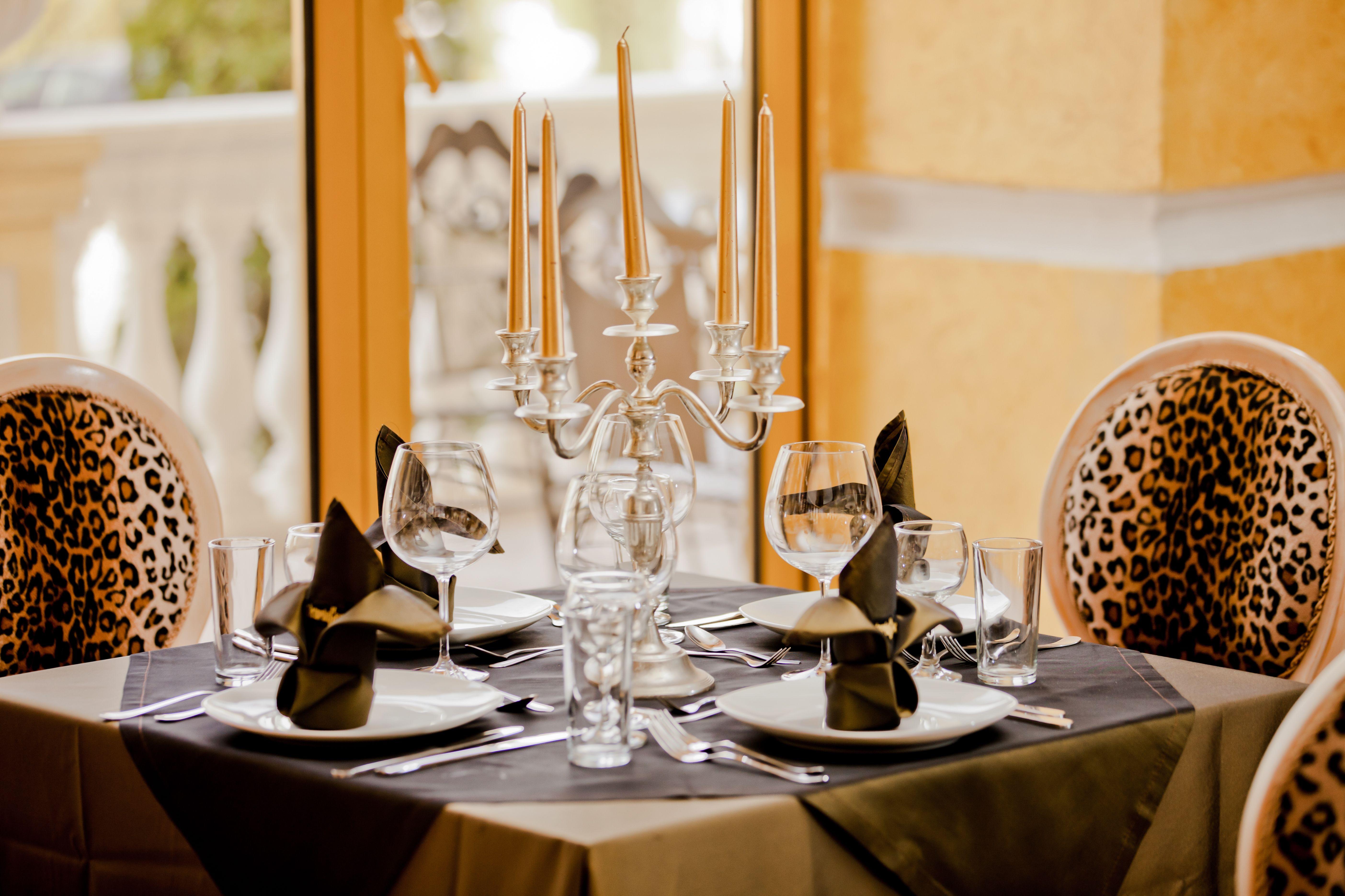 Imperial Palace Hotel Pantai Sunny Luaran gambar A table set for fine dining