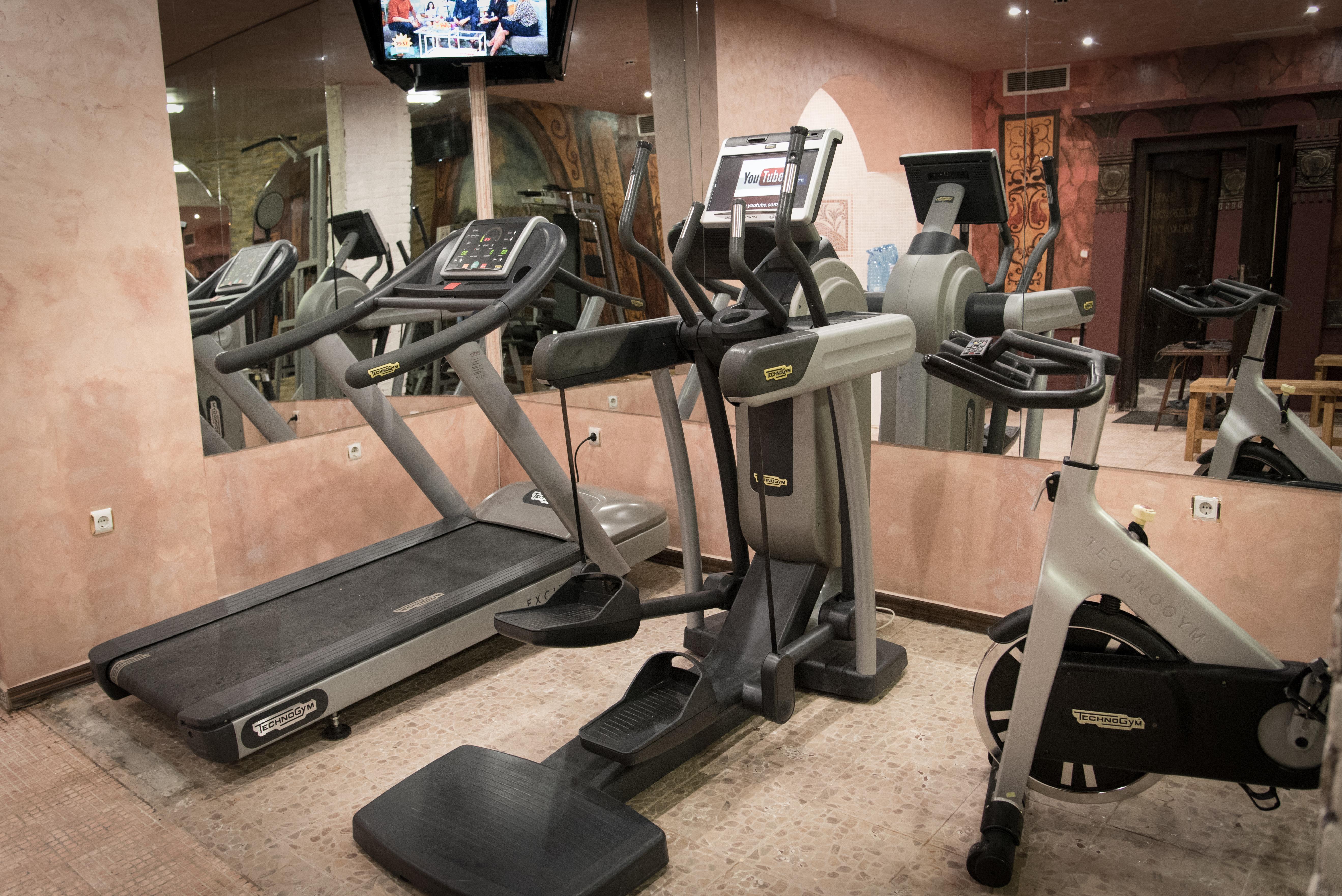Imperial Palace Hotel Pantai Sunny Luaran gambar A typical gym