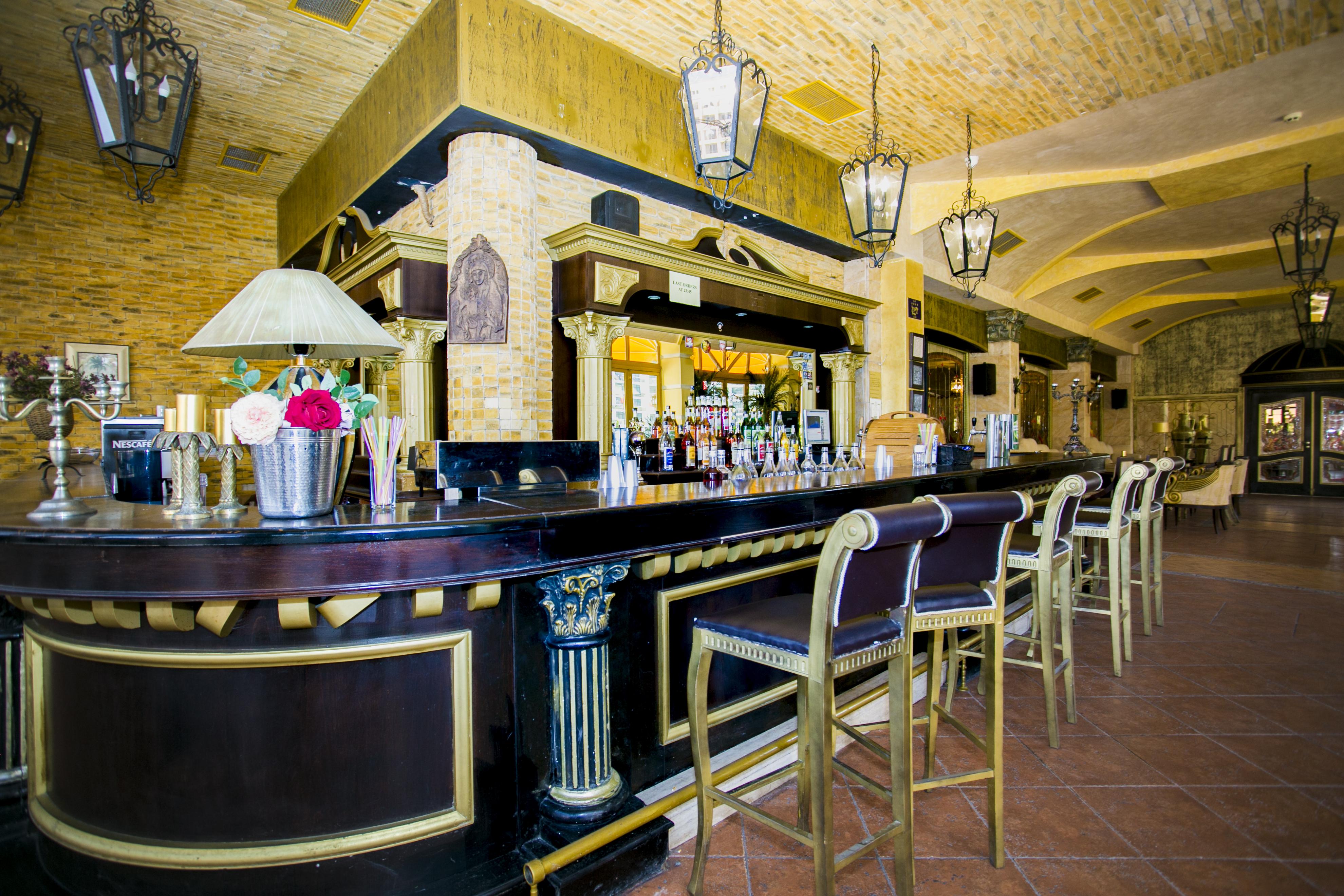 Imperial Palace Hotel Pantai Sunny Luaran gambar The bar at the hotel