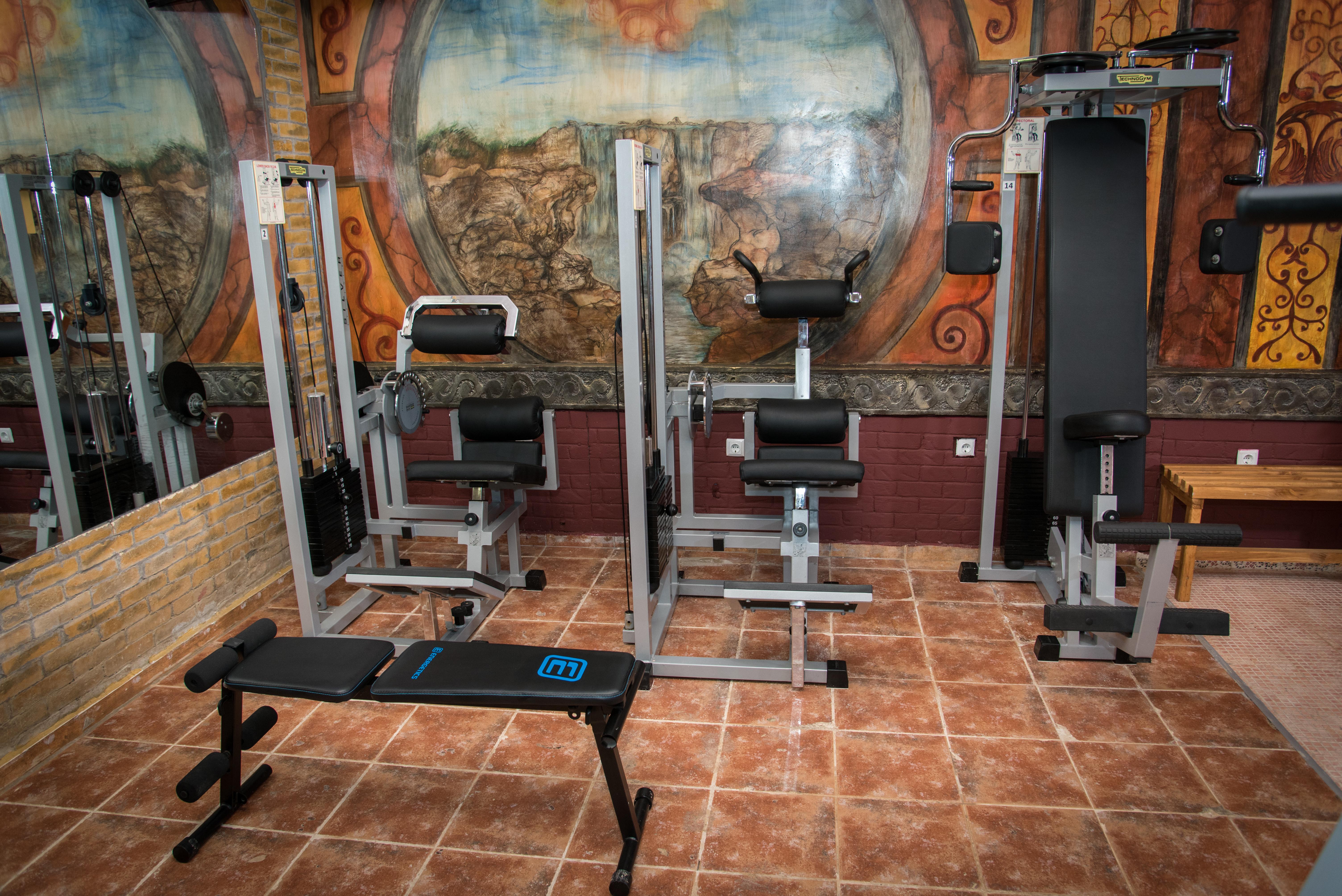 Imperial Palace Hotel Pantai Sunny Luaran gambar A typical home gym