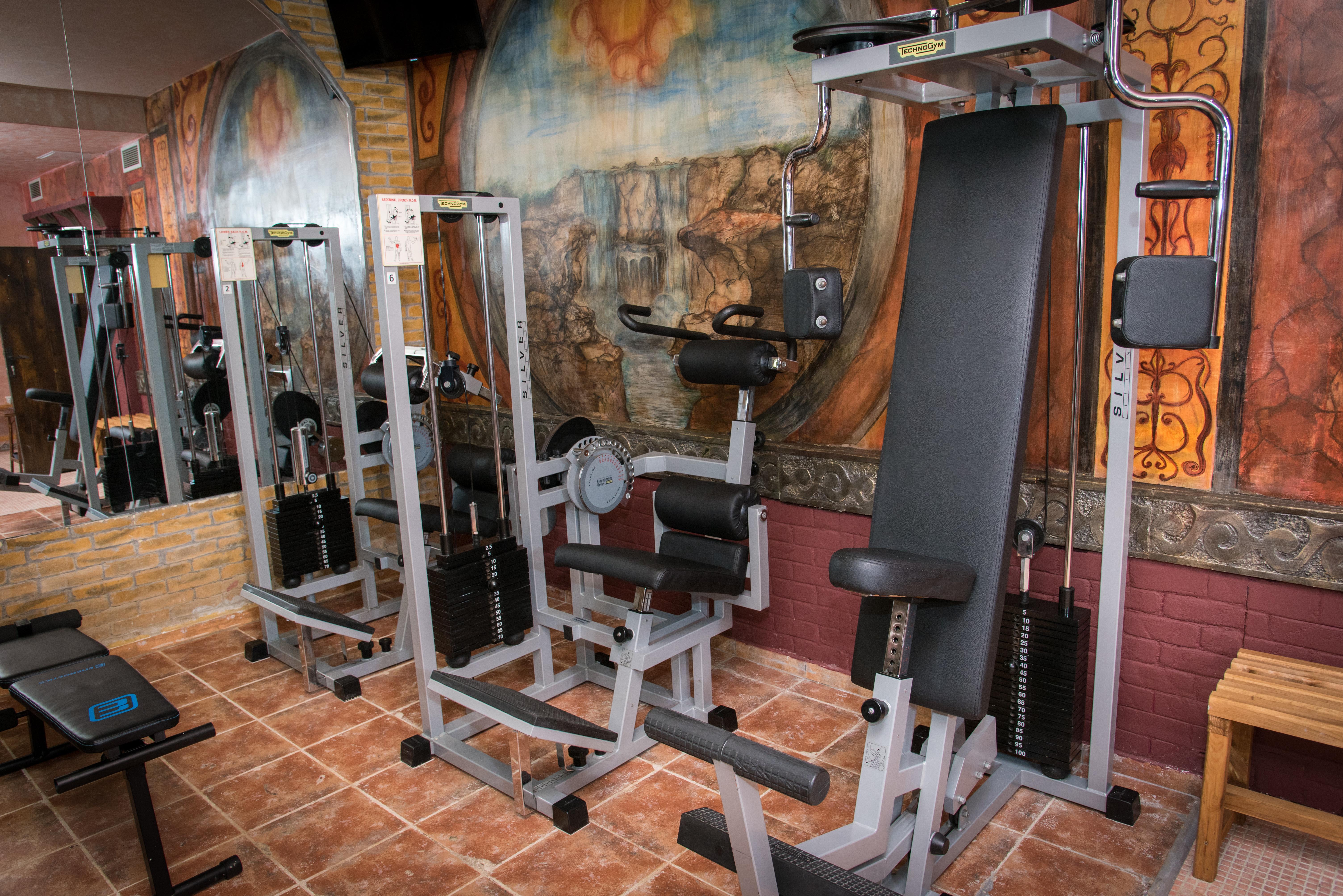 Imperial Palace Hotel Pantai Sunny Luaran gambar A leg extension machine