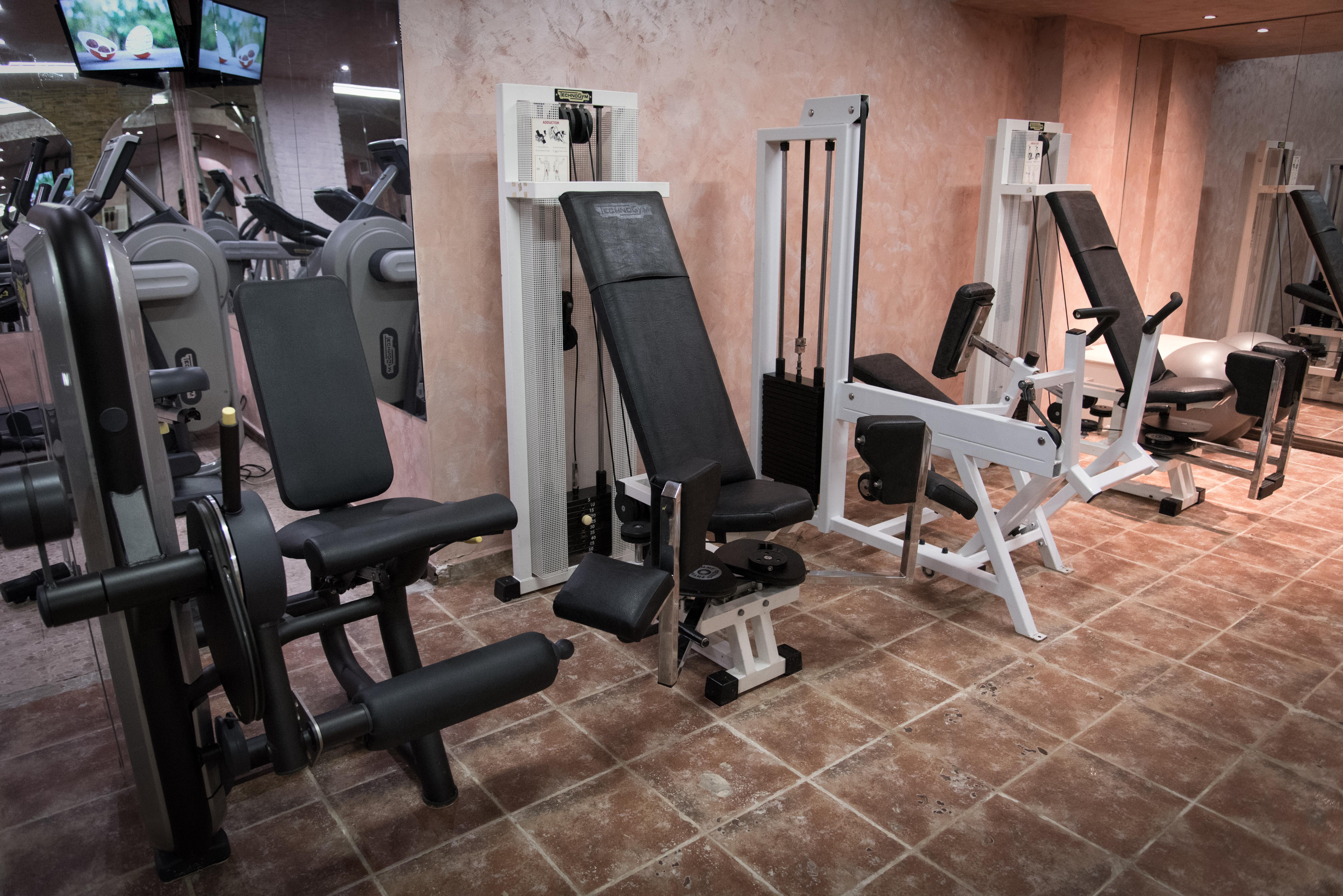 Imperial Palace Hotel Pantai Sunny Luaran gambar Leg extension machine