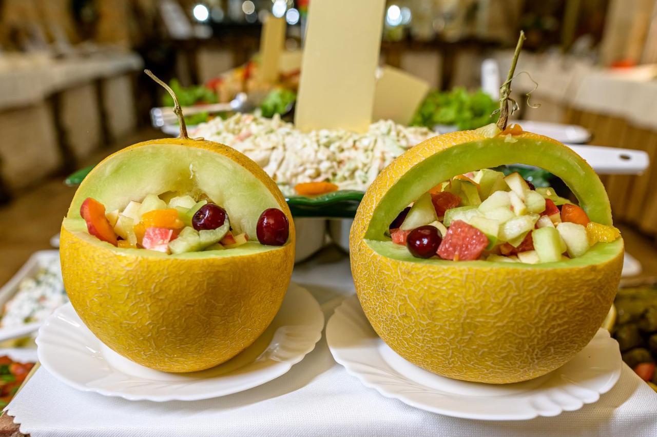 Imperial Palace Hotel Pantai Sunny Luaran gambar Fruit salad in pomelo