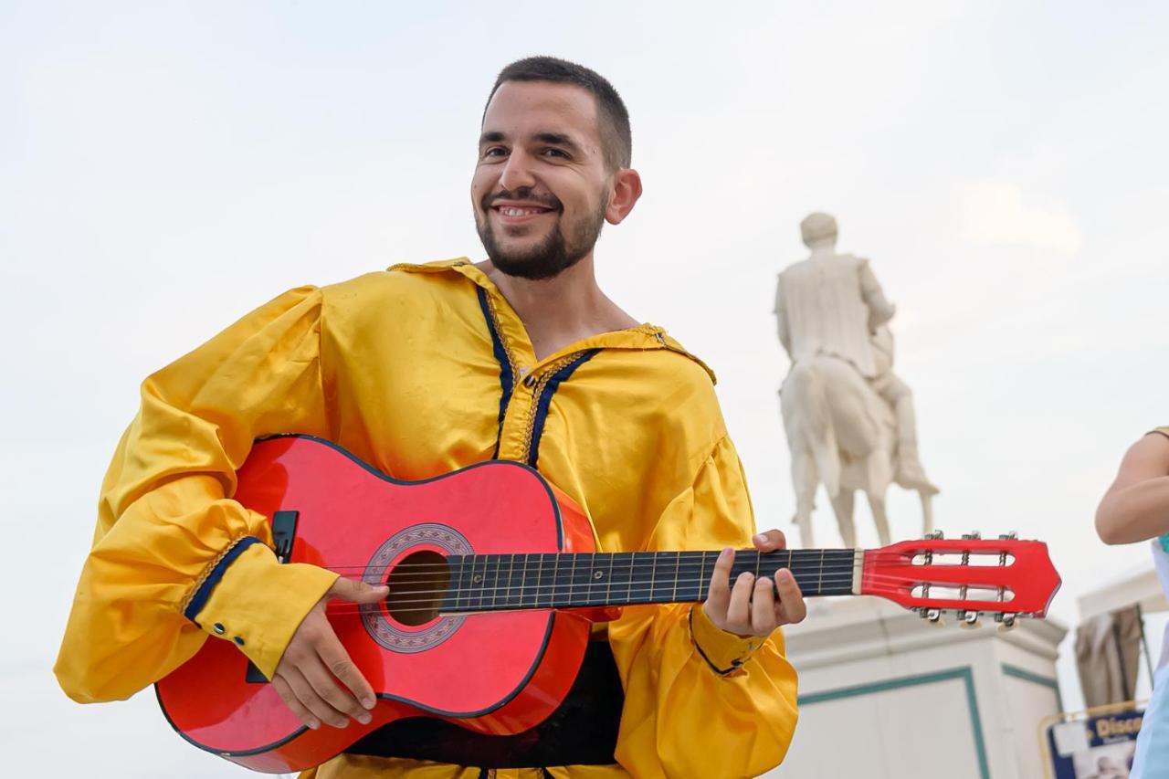 Imperial Palace Hotel Pantai Sunny Luaran gambar A street performer in Madrid