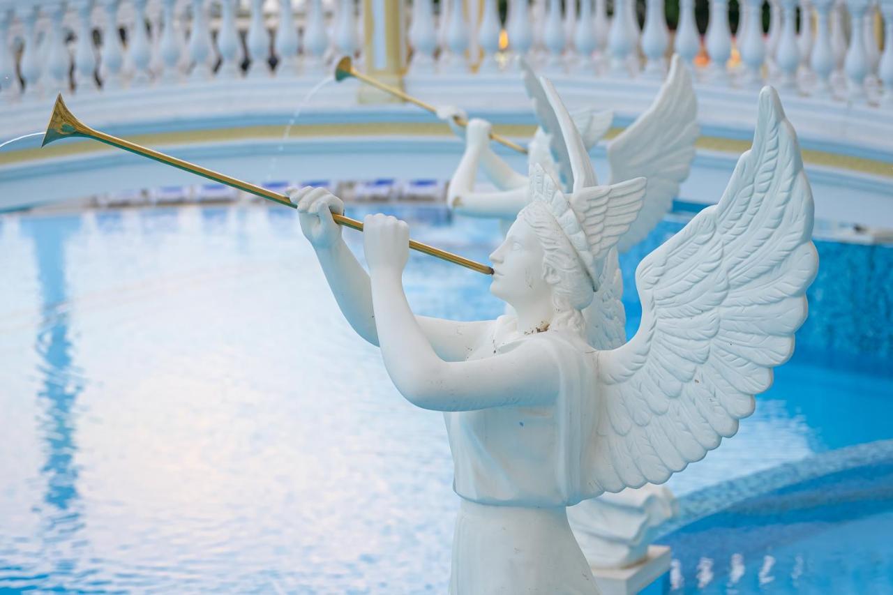 Imperial Palace Hotel Pantai Sunny Luaran gambar Angel statue at the fountain