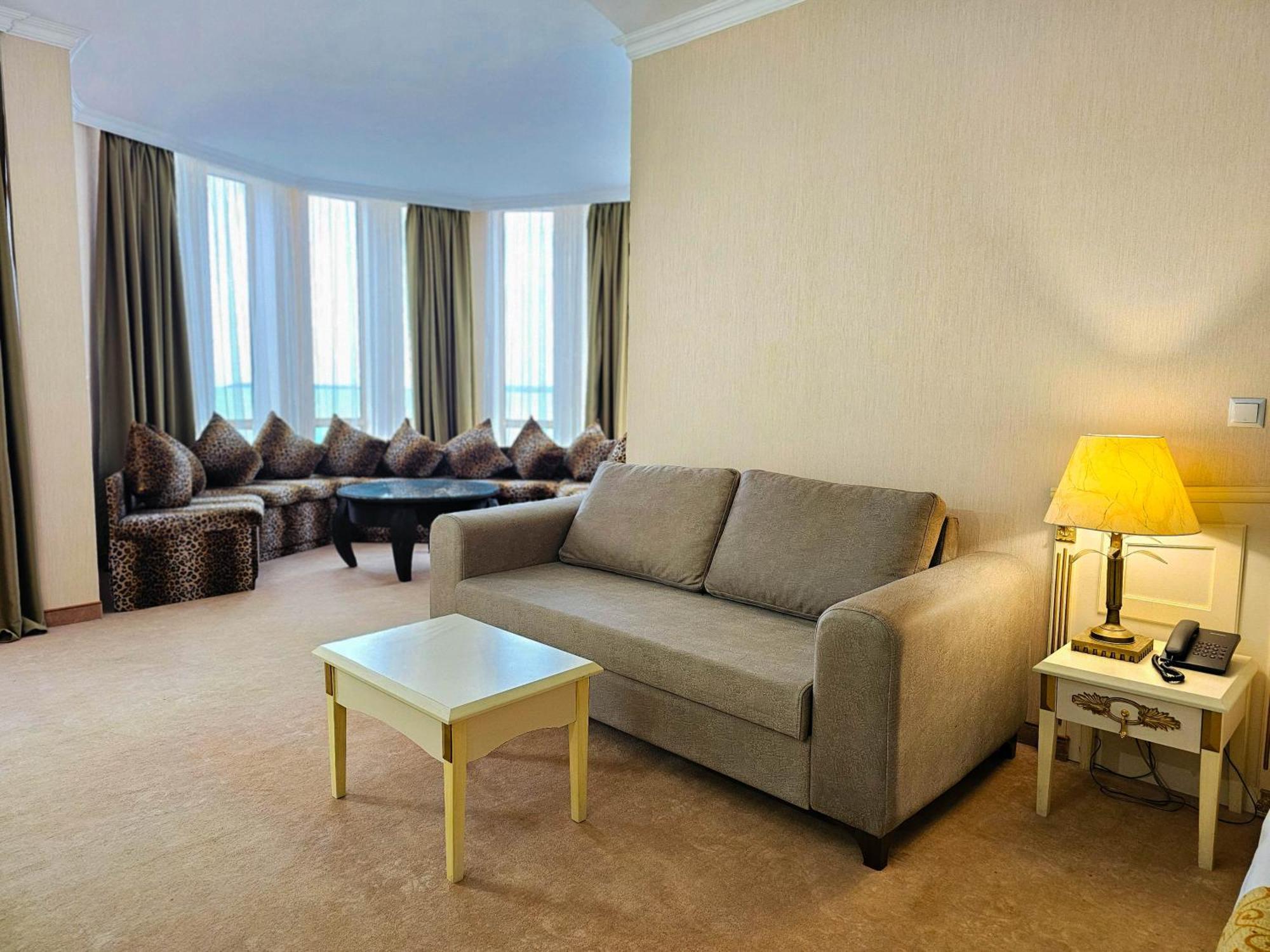 Imperial Palace Hotel Pantai Sunny Luaran gambar A living room in a suite