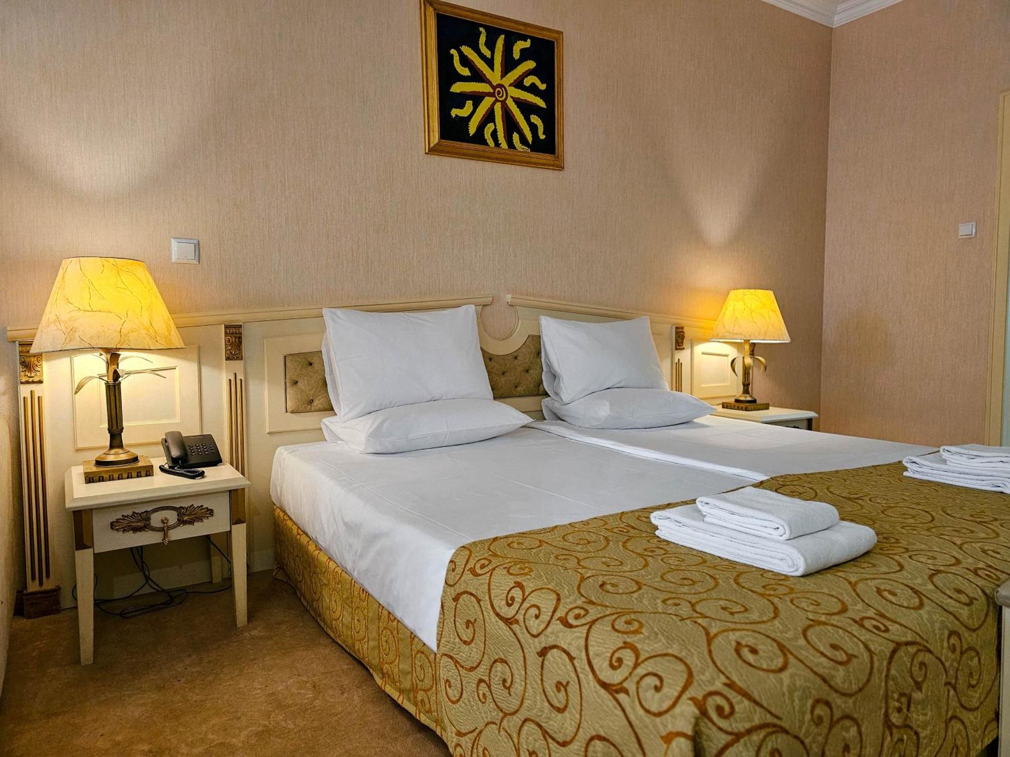 Imperial Palace Hotel Pantai Sunny Luaran gambar A room at the hotel
