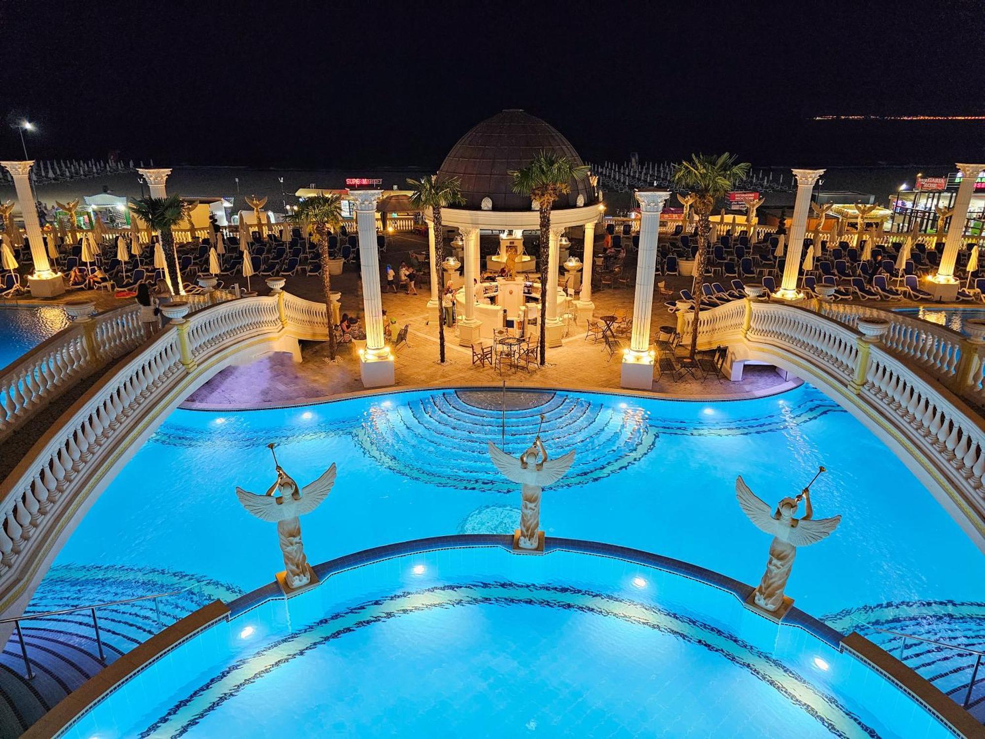 Imperial Palace Hotel Pantai Sunny Luaran gambar The pool at the Royal Towers